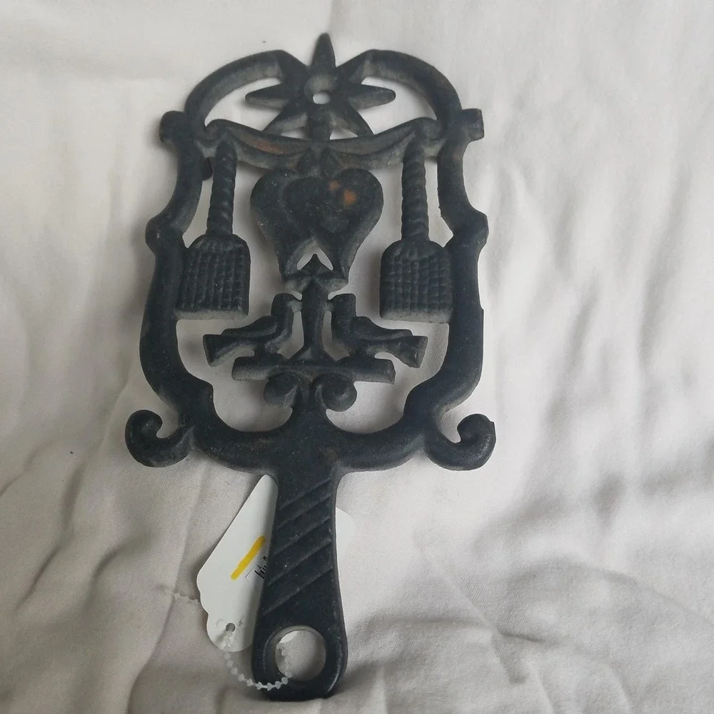 Vintage‎ Wilton Cast Iron Trivet doves brooms Kitchen Décor Wall Hanging